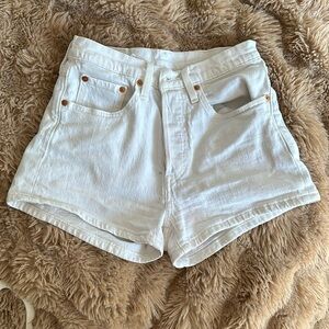 Levi’s button up 2 inch jean shorts - size 26